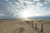 Fototapeta Morze - Breiter Sandstrand an der Nordsee.