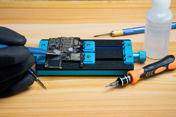 Fototapete - Technician is repairing Smartphone motherboard, circuit repair