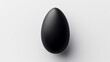 Ein schwarzes Ei auf weißem Hintergrund.