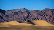 Désert du Mojave à Death Valley, Californie, USA. Dunes de sables de Mesquite Flat Sand Dunes bordée de montagnes sous un ciel bleu.