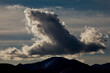 Nuage énorme et orageux en forme d'avion dans un ciel sombre annonçant du mauvais temps au-dessus des montagnes du Nevada, aux USA.