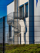 Zaun um ein Industriegebäude