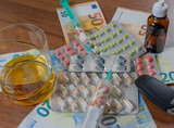 Fototapeta  - Tabletten, Alkohol, Geld und Autoschlüssel. Drogen während der Autofahrt verboten