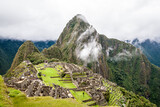 Fototapeta  - Machu Pichu w zamglony poranek