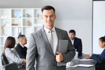 Canvas Print - Businessman with laptop in conference hall