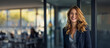 jeune femme Européenne souriante qui pose dans un bureau en open space