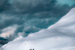 Skitourengänger in frisch verschneiter Landschaft