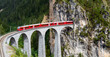 Zug der Rhätischen Bahn auf Landwasserviadukt, Graubünden, Schweiz
