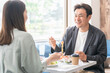 © buritora - カフェ・レストラン・飲食店でデートする男女のカップル・恋人・夫婦