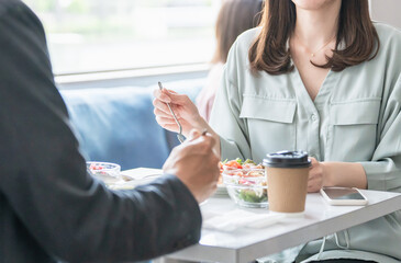 Poster - カフェ・レストラン・飲食店でデートする男女のカップル・恋人・夫婦
