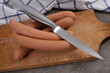 Chapelet de saucisses de Francfort sur une planche à découper avec un couteau en gros plan