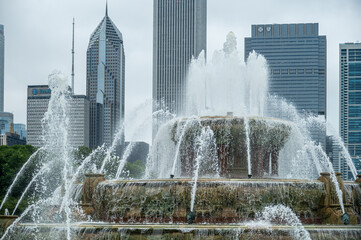 Poster - Fountain in the city on a beautiful cloudy afternoon. Chicago, Illinois, USA