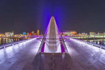 Canvas Print - Des Moines Iowa skyline in USA at night