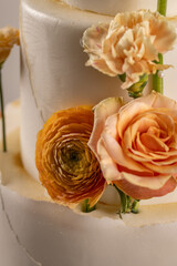 Canvas Print - Peach colored flowers in wedding cake