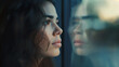 Portrait einer Frau an einem Fenster mit Spiegelung und leerem weiten nachdenklichem Blick in die Ferne voller Sehnsucht Generative AI