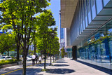Fototapeta Dziecięca - 新緑の都会のオフィス街を歩くビジネスマン達
