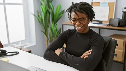 Poster - Surprised young black woman with dreadlocks in the office, skeptically working on laptop, shocked expression, sarcastically open-mouthed.