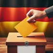 Eine Hand steckt einen Wahlzettel in eine Wahlurne. Im Hintergrund ist eine Deutschland Fahne.