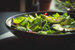 Frischer, knackiger gemischter Salat in einer dunklen Bowl