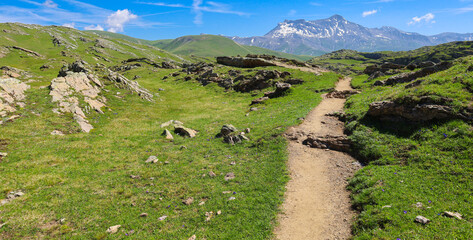 Wall Mural - Randonnée sur le plateau d'Emparis ,plateau situé à plus de 2 000 m d'altitude sur les départements français de l'Isère et des Hautes-Alpes dans le massif des Arves dans les Alpes françaises.