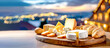Variationen von Käse mit Abendlichter und Landschaft im Hintergrund 