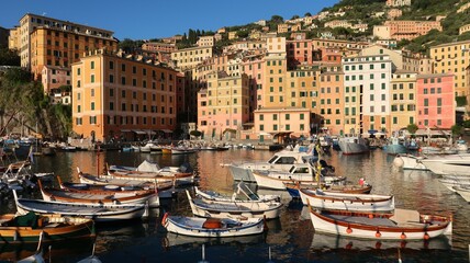 Bateaux dans le vieux port (porticciolo) de la ville de Camogli en Ligurie, sur la Riviera italienne, au bord de la mer Méditerranée (Italie)