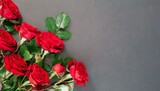 Fototapeta  - Bouquet de roses rouges, romantique sur fond gris . Posé à plat et vue de dessus avec un espace pour le texte