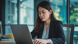© vitor - Mulher japonesa usando seu notebook na empresa