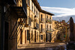 Kleine Gasse mit schönem Licht Elciego im Baskenland in Spanien