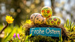 Frühlingswiese mit bunt bemalten Ostereiern und einer  kleinen Tafel mit der Aufschrift Frohe Ostern.