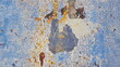 blaue und gelbe Farbe Lack abblättert an Wand.
Nahaufnahme Anstrich verwittert.
Hintergrund  Mauer alt marode 