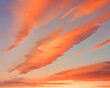 Paisaje de Atardecer nubes color naranja intenso por los rayos del sol en el cielo azul. Crepusculo 