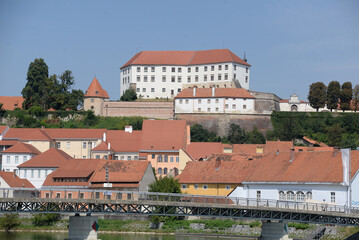 Drau und Schlossberg in Ptuj, Slowenien