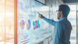 © David Martínez - Profesional de negocios analizando datos y gráficos interactivos en pantalla grande