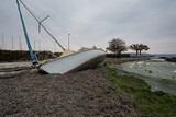Fototapeta Mosty linowy / wiszący - boat on the beach