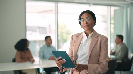 Wall Mural - confident african american business woman manager standing at office team meeting. portrait of elega