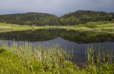 Poster - Véritable bijou du Haut-Jura, le lac d'Embouteilleux vous plongera au coeur des paysages fantastiques des Hautes Combes.