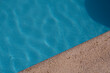 Blick auf einen Pool bei Sonne mit Randstein als Designelement oder Hintergrund mit blank space
