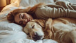 donna che dorme abbracciato al suo golden retriever  tra le candide coperte bianche del suo letto