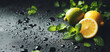 frische grüne Minze und gelbe saftige Zitronen auf einem schwarzer Hintergrund voller kühler Wasser Tropfen, Zitrus und  aromatische Pfefferminz als Zutat gesunder Ernährung, Essen, Diät, Wohlbefinden