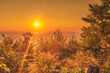 Zachód Słońca na platformie widokowej na Hrobaczej Łące. Zdjęcia zrobione pod charakterystycznym Krzyżem na tym szczycie. Znajduje się on w Beskidzie Małym.
