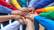 concetto di assistenza nelle comunità lgbtq+, mani che si uniscono in cerchio simbolico e colorato