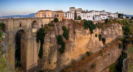 Vista del puente sobre el Tajo de Ronda, España, al atardecer