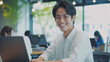 © おでんじん - オフィスで楽しそうに仕事をする若い日本人ビジネスマン