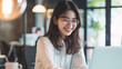 © おでんじん - 笑顔を輝かせる若い日本人女性フリーランサー