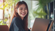 © おでんじん - 笑顔を輝かせる若い日本人女性フリーランサー