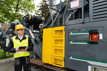 Aufkleber - Engineer with digital tablet next to road construction machine