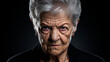 Una mujer mayor enfadada y beligerante mirando directamente a la cámara. Capta la intensidad de su expresión para transmitir una sensación de frustración