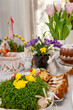 Stół zastawiony jedzeniem i ozdobami na Święta Wielkanocne