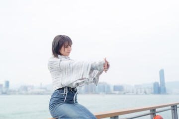 寒い冬に香港の街や公園や海沿いを散歩する20代の中国人女性 Chinese woman in her 20s taking a walk in the streets, parks and seaside in Hong Kong in the cold winter